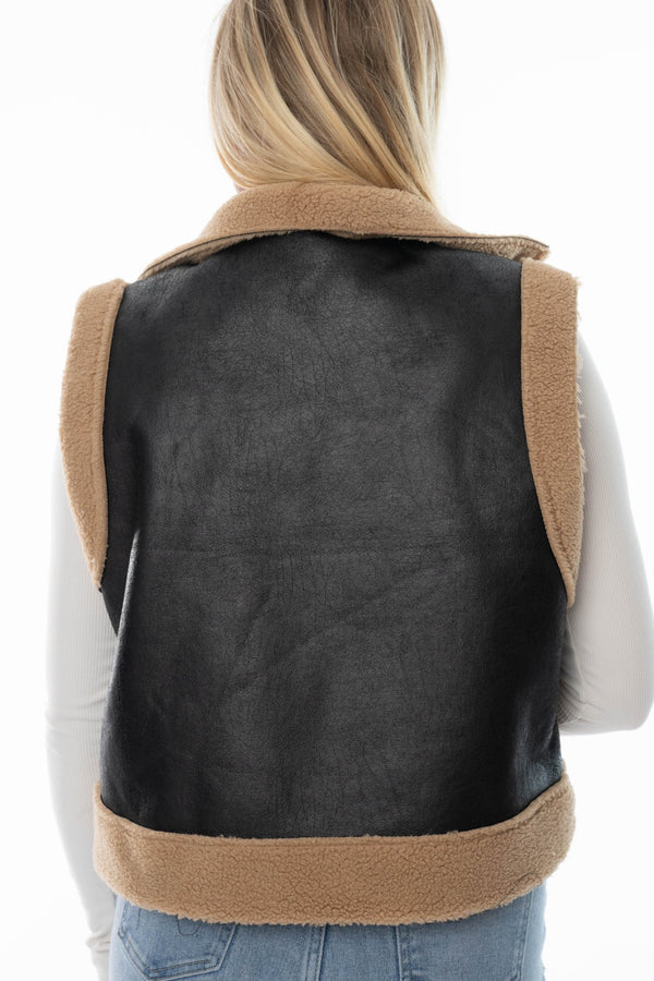 
                    
                      Beige teddy bodywarmer met etnisch borduursel – Dames gilet - BlushFashionstore
                    
                  