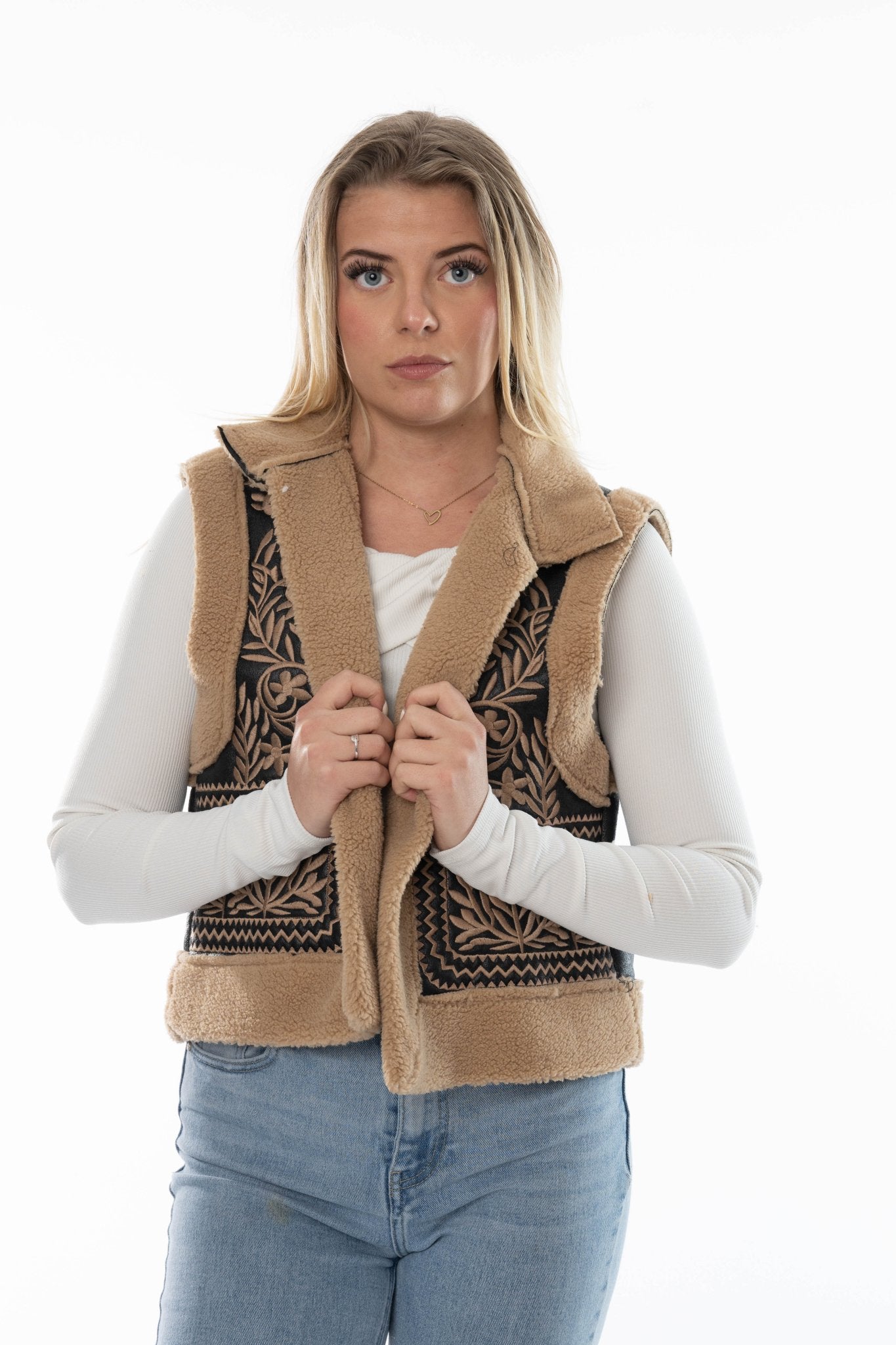 Beige teddy bodywarmer met etnisch borduursel – Dames gilet - BlushFashionstore