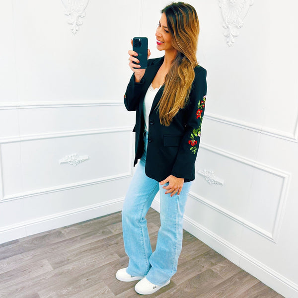 
                    
                      Blazer Lelie Zwart - BlushFashionstore
                    
                  