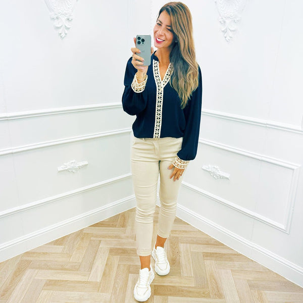 
                    
                      Blouse Borduur Marine Blauw - BlushFashionstore
                    
                  