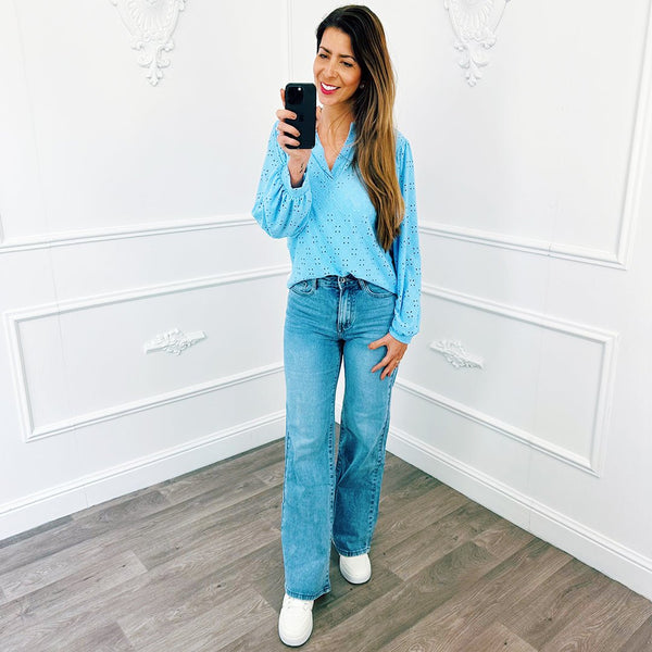 
                    
                      Broderie Top Lichtblauw - BlushFashionstore
                    
                  