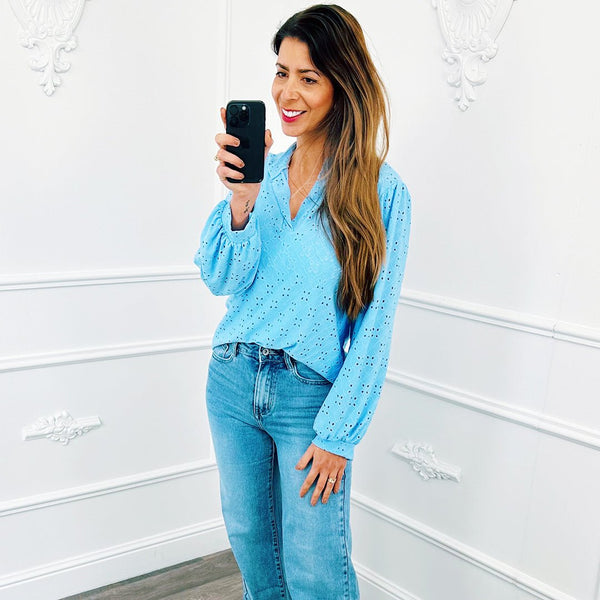 
                    
                      Broderie Top Lichtblauw - BlushFashionstore
                    
                  