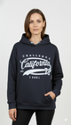 Vrouw met donkerblauwe hoodie met ‘California Challenge 1981’ print en capuchon – sportieve damestrui met witte vintage opdruk.