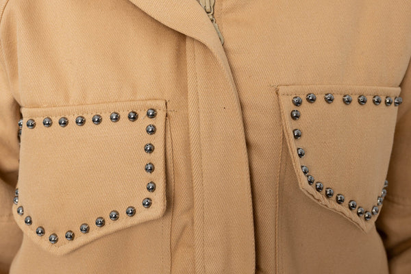
                    
                      Camel Kleurige Jas met Capuchon & Studdetails - BlushFashionstore
                    
                  