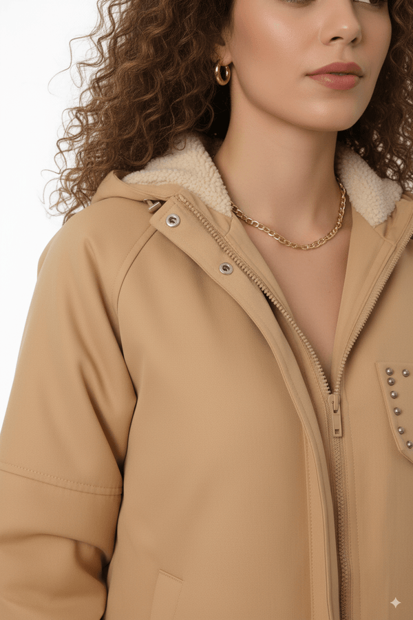 
                    
                      Camel Kleurige Jas met Capuchon & Studdetails - BlushFashionstore
                    
                  