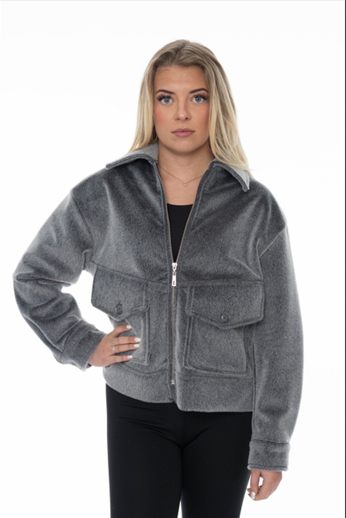 Grijze dames jas – Kort teddy model met rits en grote zakken - BlushFashionstore