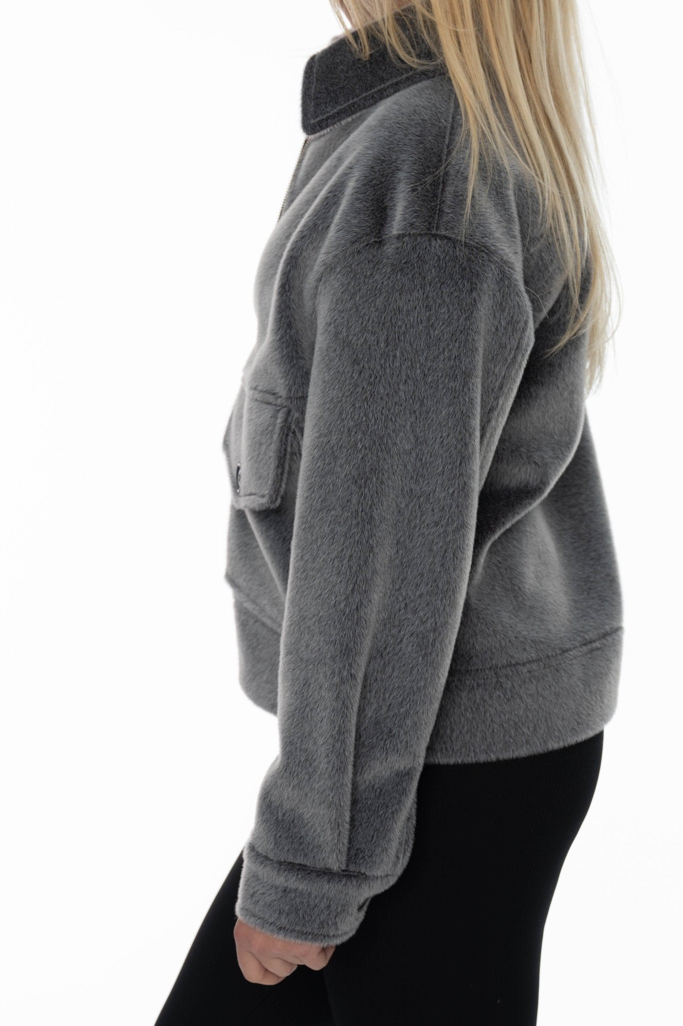 Grijze dames jas – Kort teddy model met rits en grote zakken - BlushFashionstore