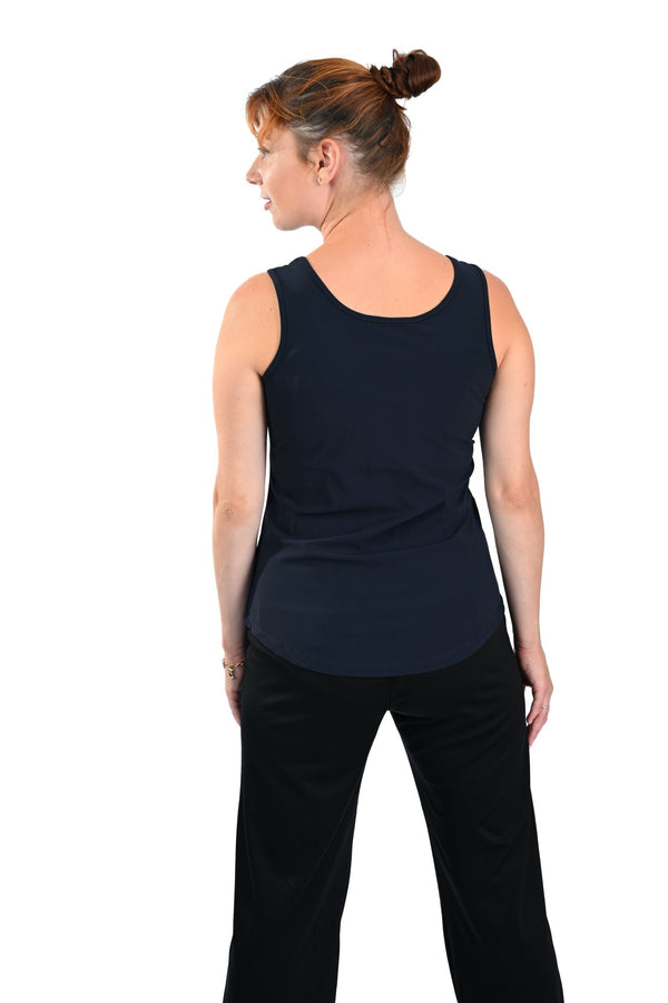 
                    
                      Mi Piace Singlet in Dark Blue – Elegant en veelzijdig in diepblauw - BlushFashionstore
                    
                  