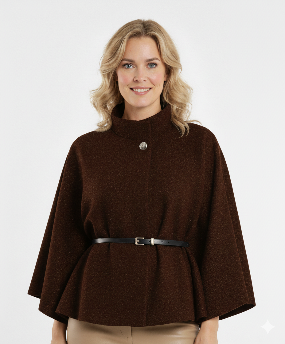Vrouw draagt bruine cape met hoge kraag, knoopsluiting en zwarte ceintuur – elegante dames cape voor herfst en winter.