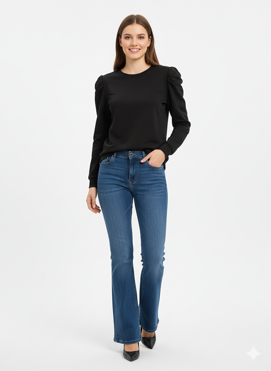 Vrouw met zwarte top met pofmouwen – elegante dames blouse met moderne en vrouwelijke uitstraling.