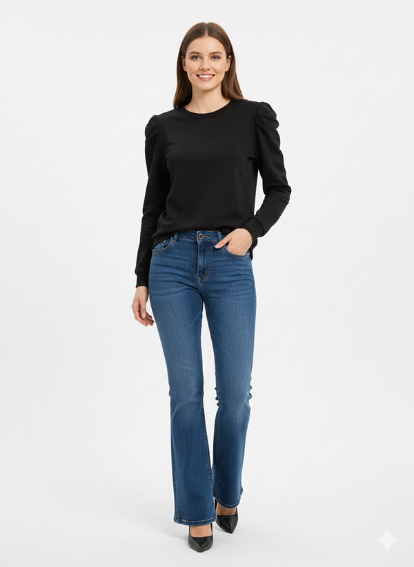Vrouw met zwarte top met pofmouwen – elegante dames blouse met moderne en vrouwelijke uitstraling.