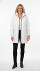 Model draagt een witte gewatteerde dames winterjas met hoge kraag en doorgestikte structuur van Blushfashionstore.