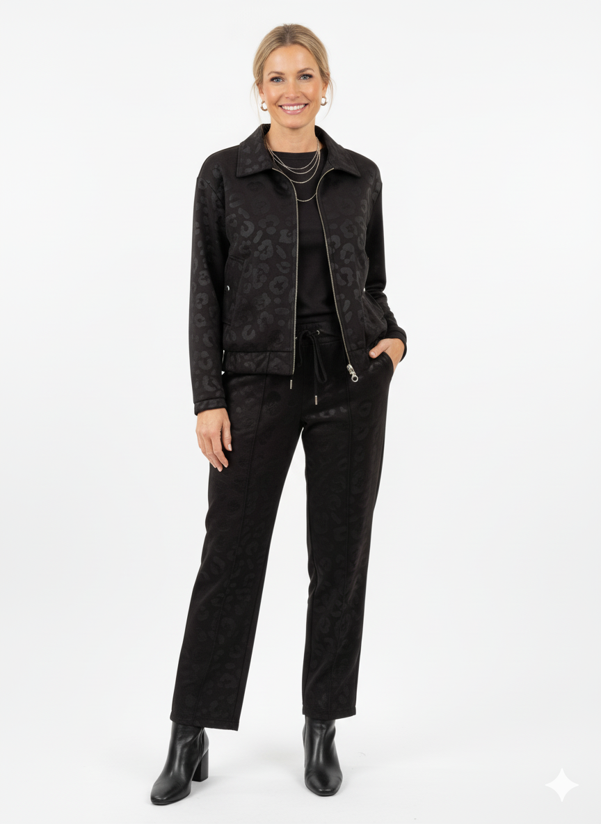 Bruine dames set met subtiele panterprint – luxe jack met rits en bijpassende broek, elegante en comfortabele outfit.