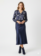 Donkerblauwe satijnen midi-rok – elegante damesrok met glanzende afwerking en vloeiende pasvorm.
