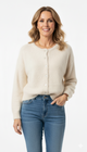 Model draagt ecru gebreid vest met knopen – zacht fluffy damesvest met lange mouwen.