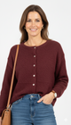 Model draagt bordeaux gebreid vest met knopen – zacht damesvest met lange mouwen.