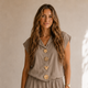 Oversized Reisblouse met Goudkleurige Broche - Taupe