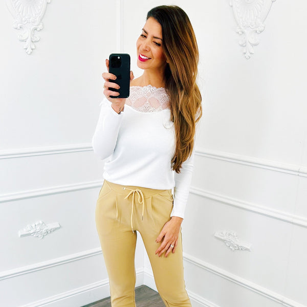 
                    
                      Top Kant Wit - BlushFashionstore
                    
                  