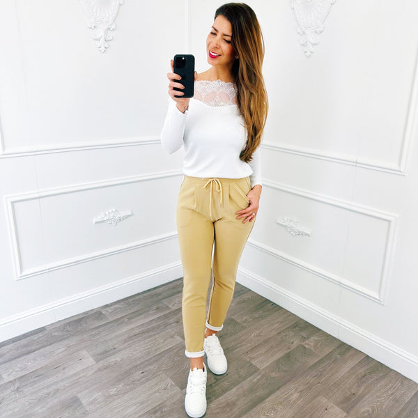 
                    
                      Top Kant Wit - BlushFashionstore
                    
                  