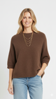 Vrouw met bruine elegante trui met half-lange mouwen – luxe dames knit met tijdloze uitstraling en comfortabele pasvorm.
