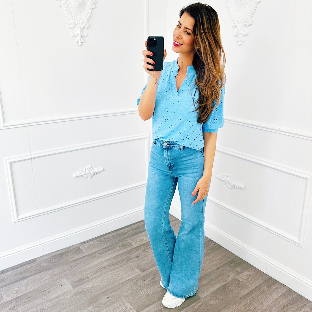 V Top Broderie Lichtblauw - BlushFashionstore