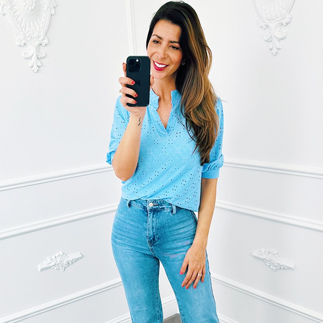 V Top Broderie Lichtblauw - BlushFashionstore