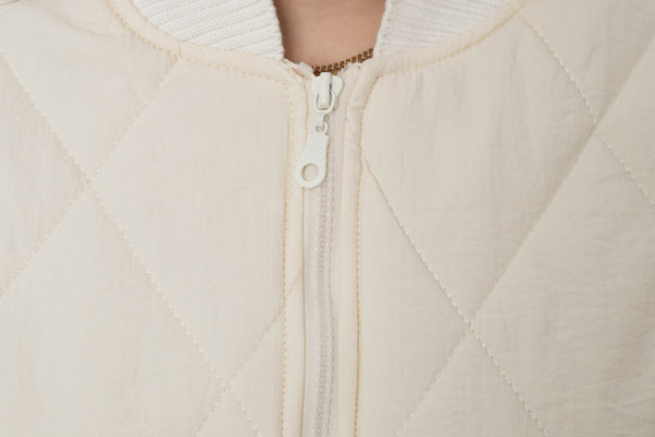 
                    
                      Witte dames bomber jas – Quilted design met ritssluiting - BlushFashionstore
                    
                  