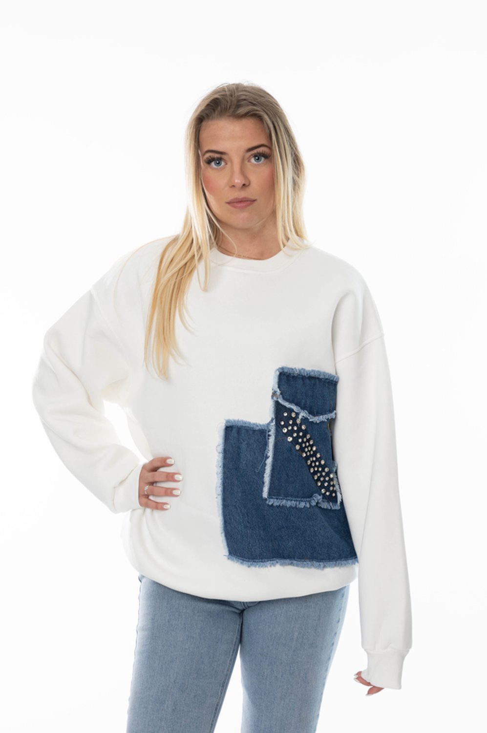 Witte dames sweater met denim patch & studs – Oversized fit - BlushFashionstore