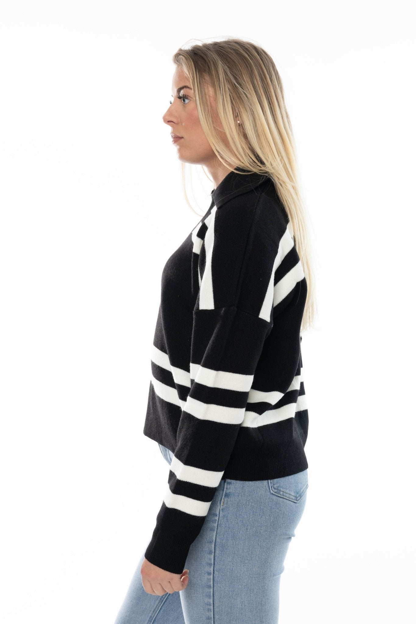 Zwart - witte dames trui met strepen – V - hals knitwear - BlushFashionstore