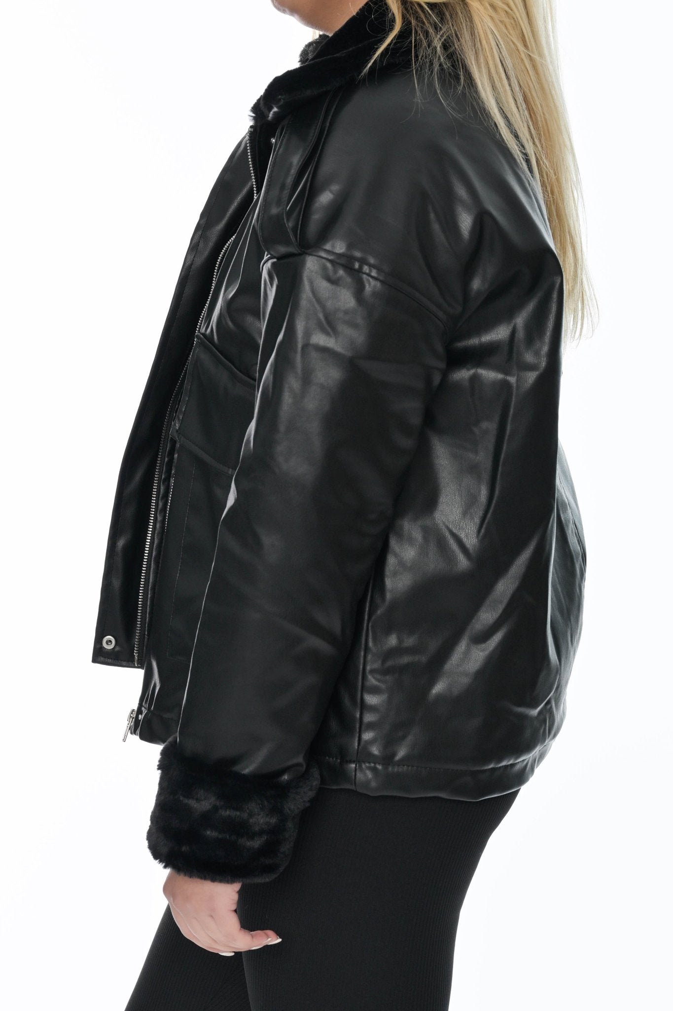 Zwarte dames faux leather jas – Kort model met bontkraag & manchetten - BlushFashionstore
